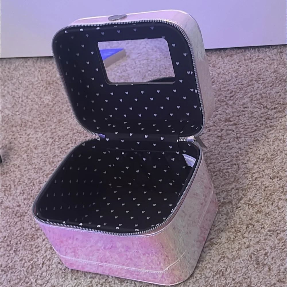 Beautiful travel makeup case (NWT)😍💜🩷🤍